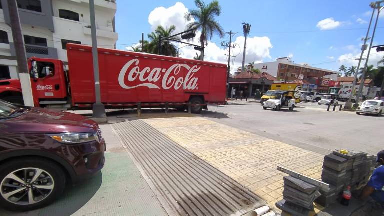 SSPyTM de Mazatlán vigila la zona del paso peatonal elevado, mientras la población se acostumbra.