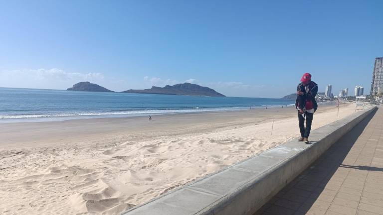 La ballena murió debido a una red de las llamadas ‘chinchorros’ y fue enterrada en un área de la playa.