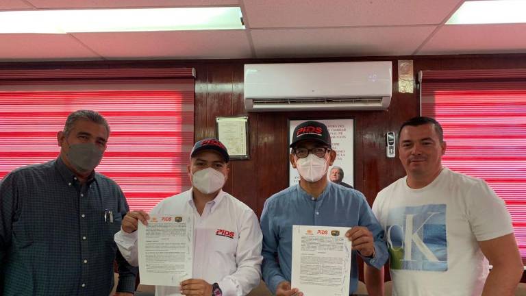 David Eduardo Vargas Rodríguez y el Alcalde de Guasave, Martín Ahumada Quintero, muestran las firmas.