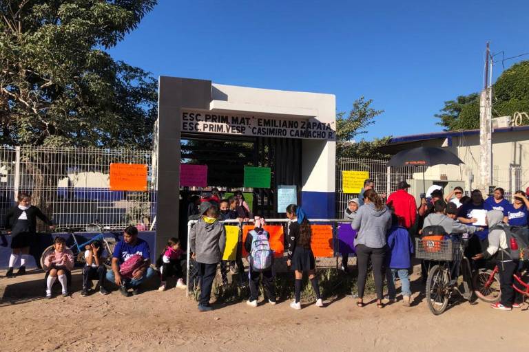 Cierran padres una primaria de Escuinapa en demanda de la destitución de su directora