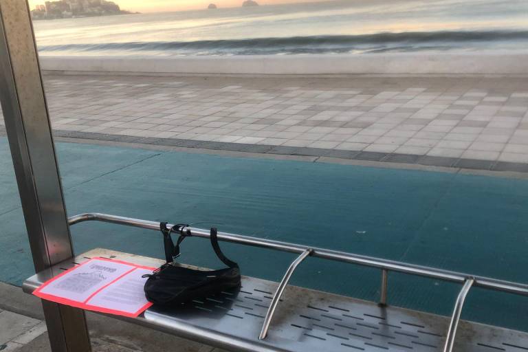 Dejan bolsos y mensajes en paradas de camiones de Mazatlán para llamar a denunciar la violencia contra mujeres