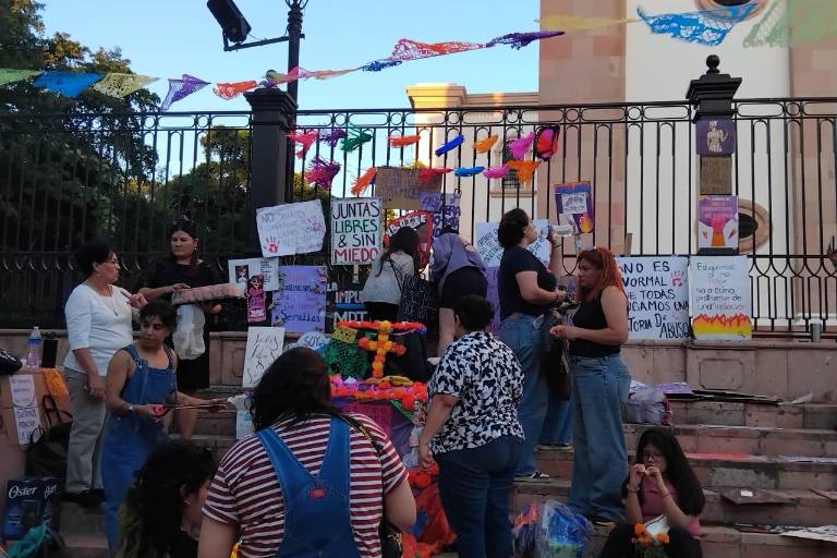 Colectivas feministas montan altar en La Catedral de Culiacán en honor a mujeres asesinadas