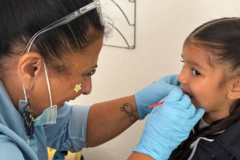 Atienden dentistas extranjeros a 500 niños y niña de Teacapán, Escuinapa