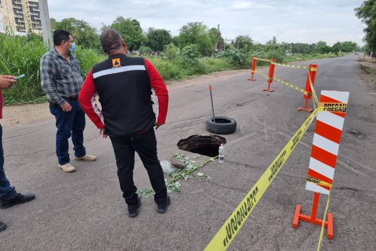 Se abre socavón en Culiacán, frente al Country Club
