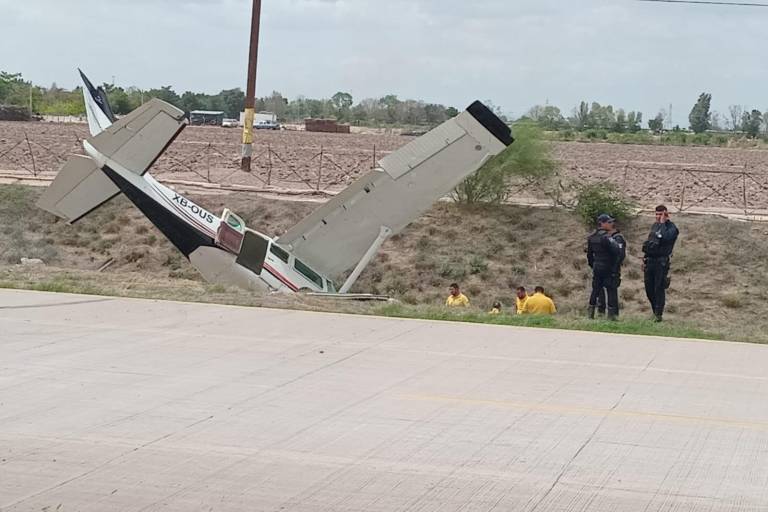 Se desploma avioneta y cae a dren en Villa Juárez, Navolato