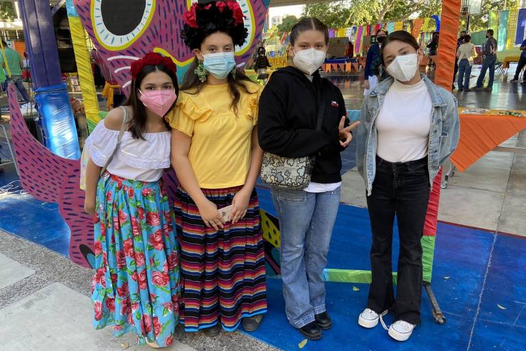 Conviven en la fiesta mexicana