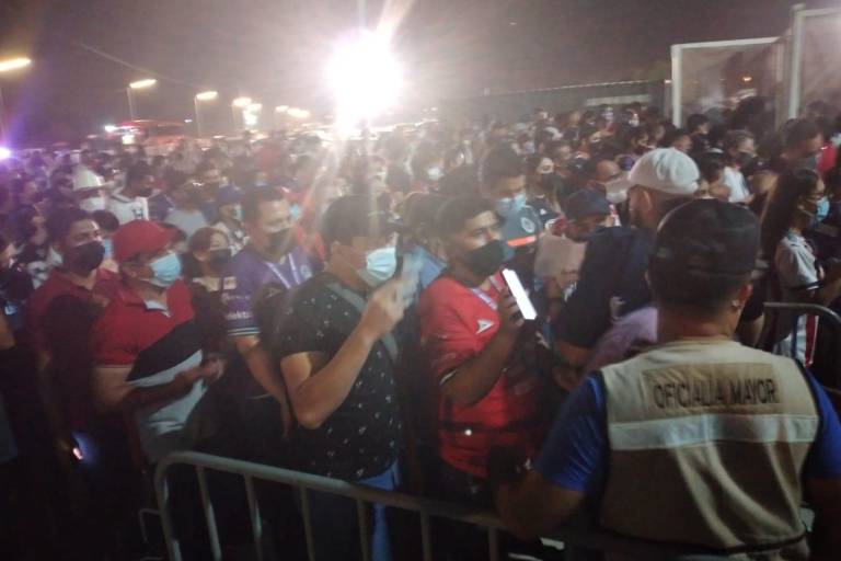 Se registra una riña y aglomeraciones previo al partido entre Chivas del Guadalajara y el Mazatlán FC