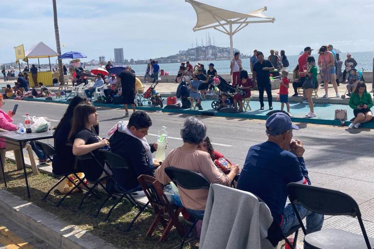 Inicia a las 16:00 horas el segundo desfile de Carnaval; ya esperan miles de personas en el malecón