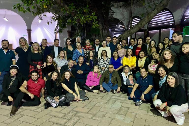 Brindan periodistas por el año nuevo