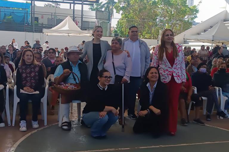 Reciben adultos mayores y madres solteras apoyos económicos, en Mazatlán