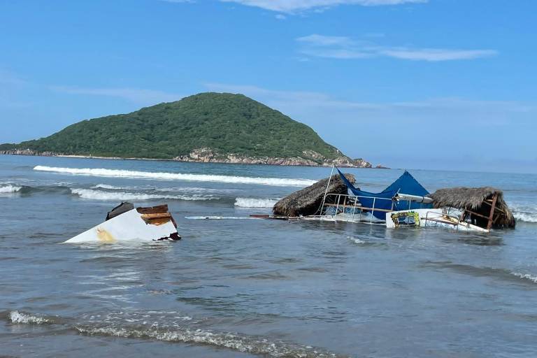 Olas destruyen embarcación encallada en playa de Mazatlán
