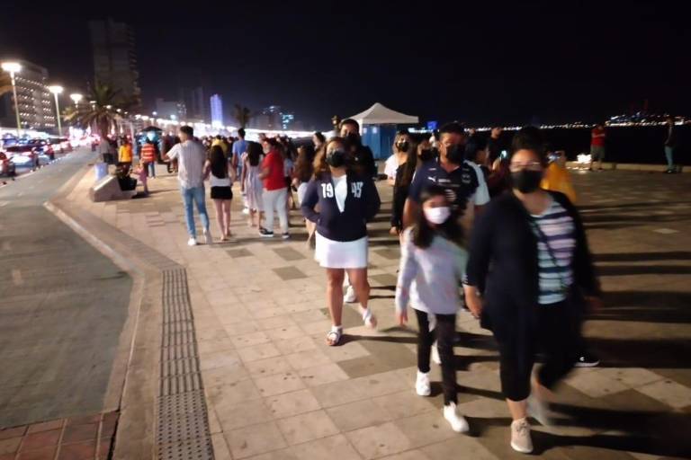 Disfrutan centenares de personas de noche de miércoles de Semana Santa en Mazatlán