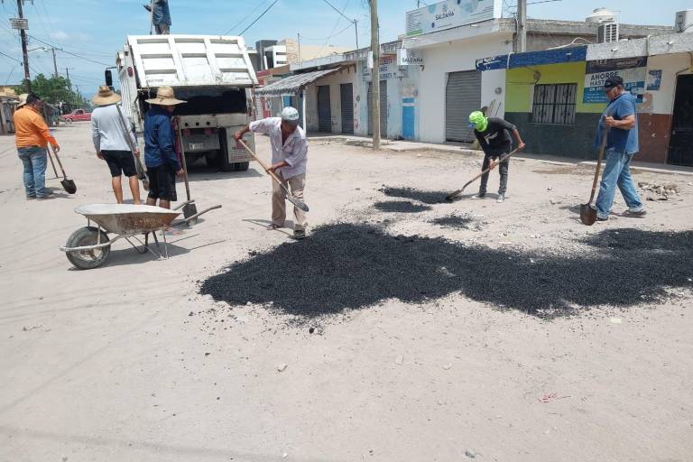 Realizan trabajos de bacheo en la calle principal de Isla del Bosque