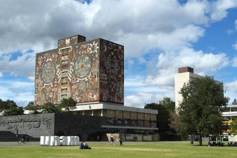 SEP se deslinda del caso Yasmín Esquivel; pide a UNAM denunciar supuesto plagio