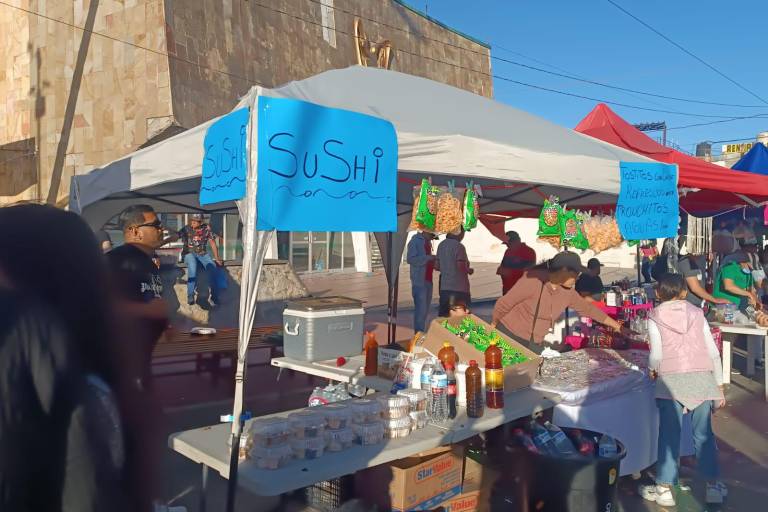 Disfrutan ciudadanos y turistas de diferentes alimentos para ver el desfile
