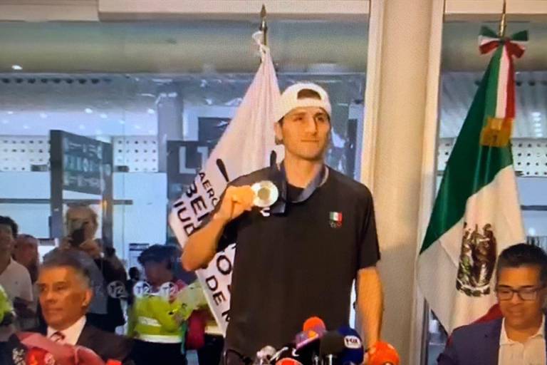 Marco Alonso Verde es recibido como héroe a su llegada a México