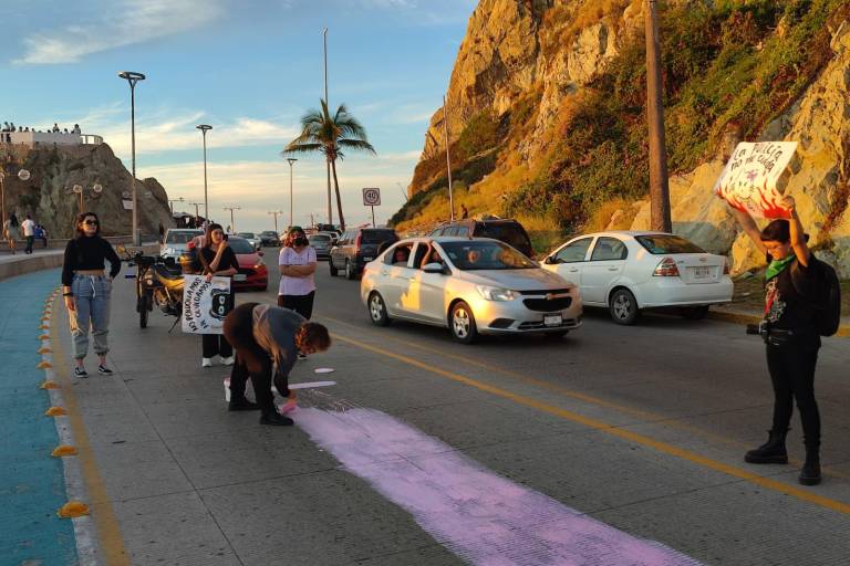 Pintan Camino Memorial de las Víctimas de Feminicidio en Mazatlán