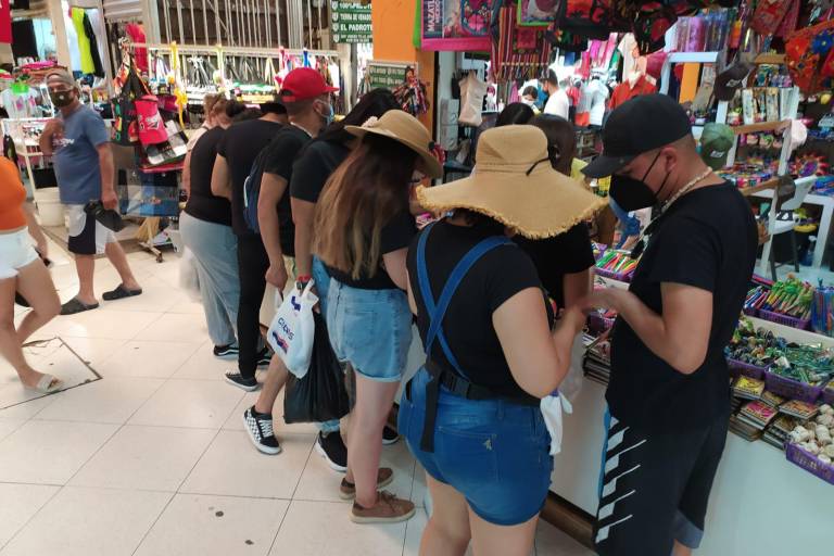 Para no mostrar el certificado de vacunación contra el Covid, la gente se pone grosera en Mazatlán, reportan en tiendas
