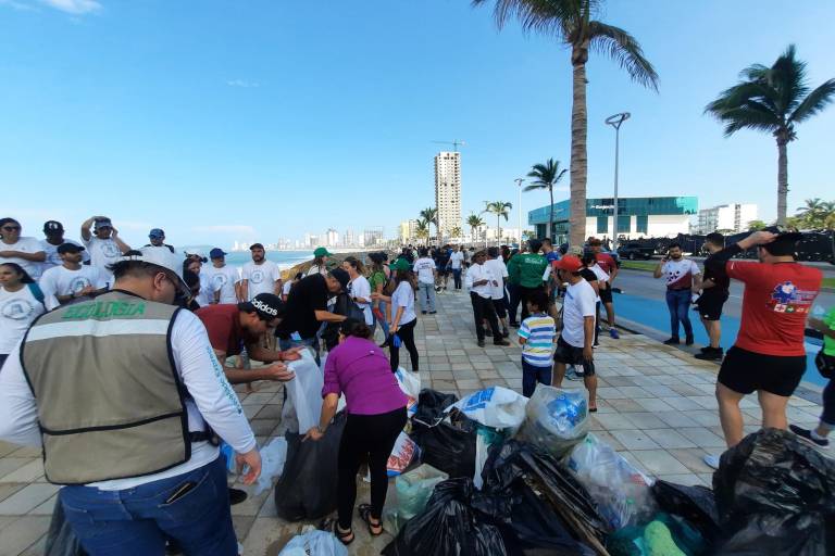 Se suman voluntarios a limpieza masiva de playas en Mazatlán