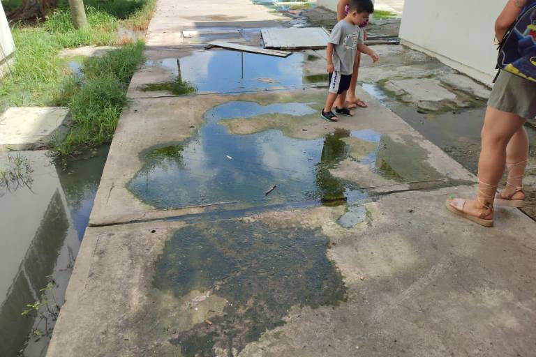 Habitantes del Infonavit Playas, en Mazatlán, denuncian fuga de drenaje que no ha sido reparada; que ya han enfermado personas