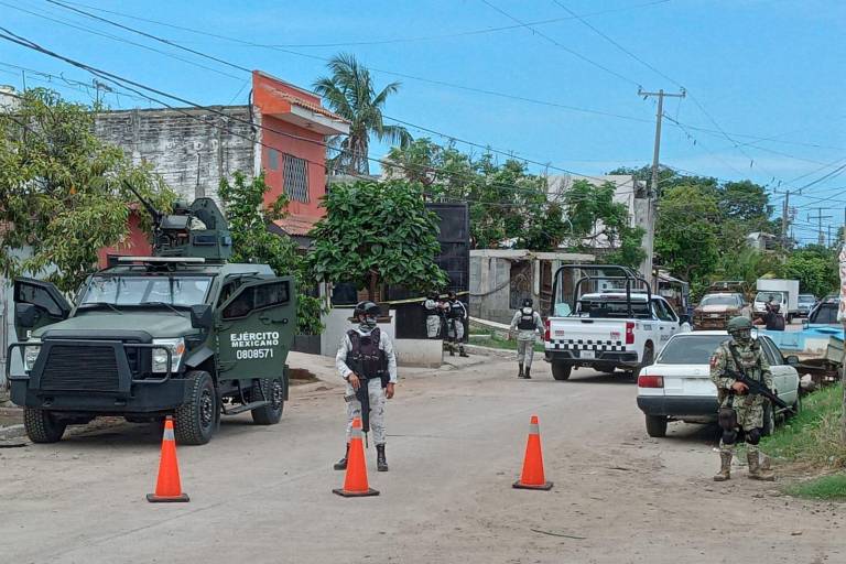 Fuerzas Federales aseguran toma clandestina de combustible en bodega de colonia Loma Atravesada en Mazatlán