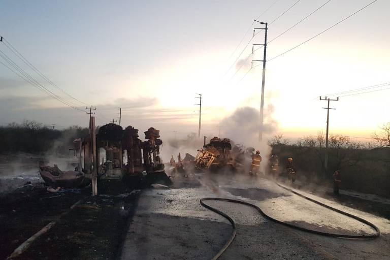 Choque entre pipa y camión de transporte urbano deja 12 personas muertas en Nuevo León