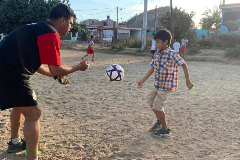 Clínicas de futbol arrancan con éxito en Valles de Urías