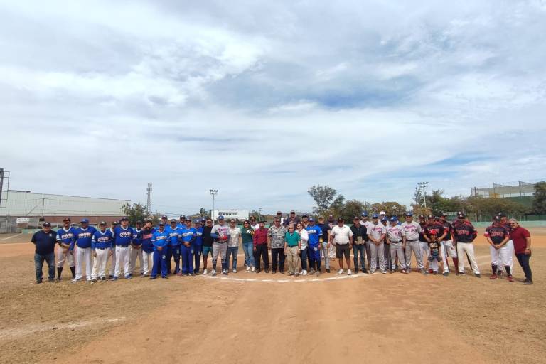 Dan banderazo en la Liga de Beisbol 40 y Más en el Club Deportivo Muralla