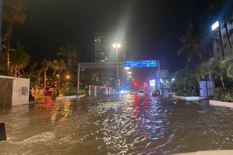 Lluvia nocturna causa encharcamientos en Mazatlán