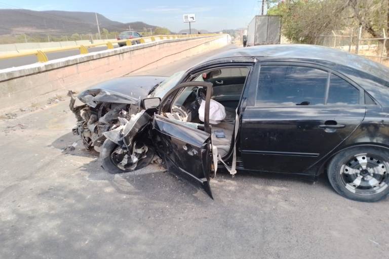 Hombre queda atrapado en su auto al chocar contra muro de concreto en Culiacán