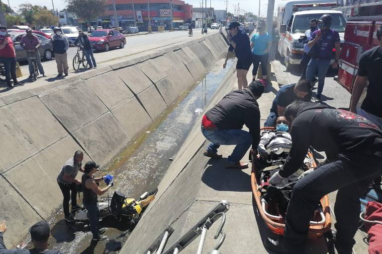 En Mazatlán, pareja cae a canal pluvial con todo y motocicleta y queda lesionada