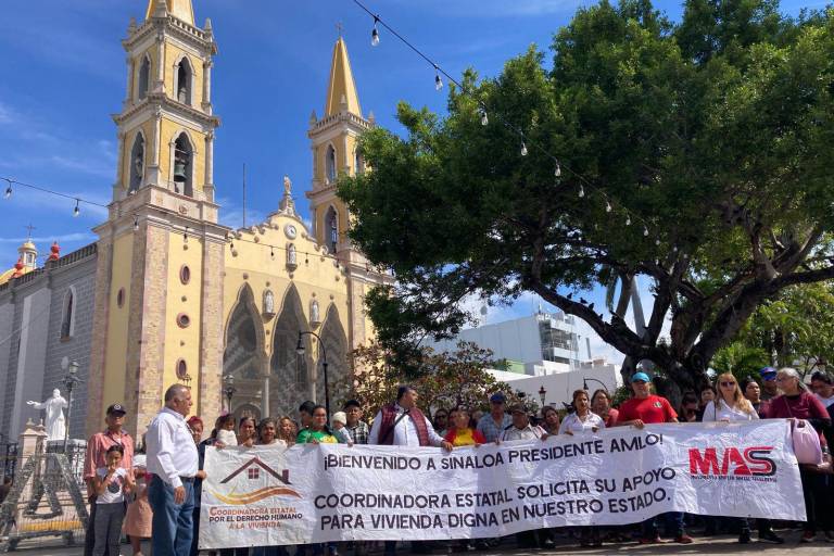 Se manifiestan desplazados en Ayuntamiento de Mazatlán en busca de viviendas; el Alcalde los recibe