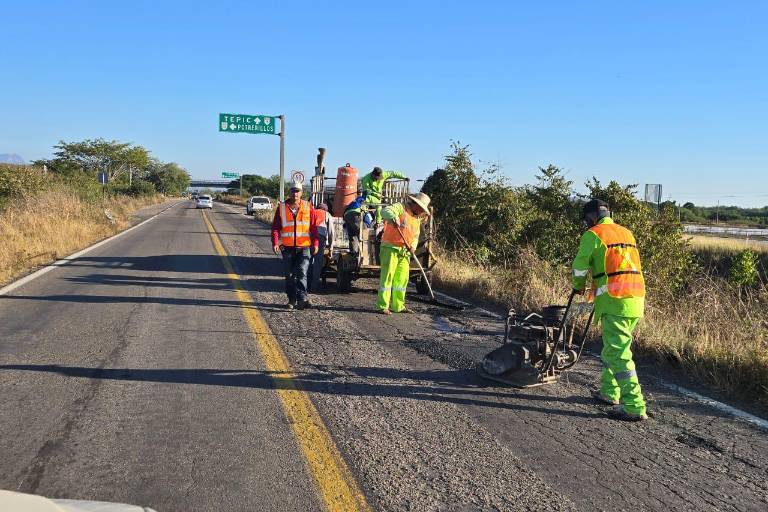 Anuncia Obras Públicas de Rosario que SCT atiende con bacheo de la carretera México 15