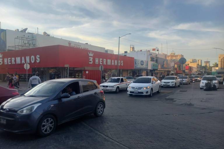 Por cierre de vialidades, aumenta caos vial en el Centro de Culiacán