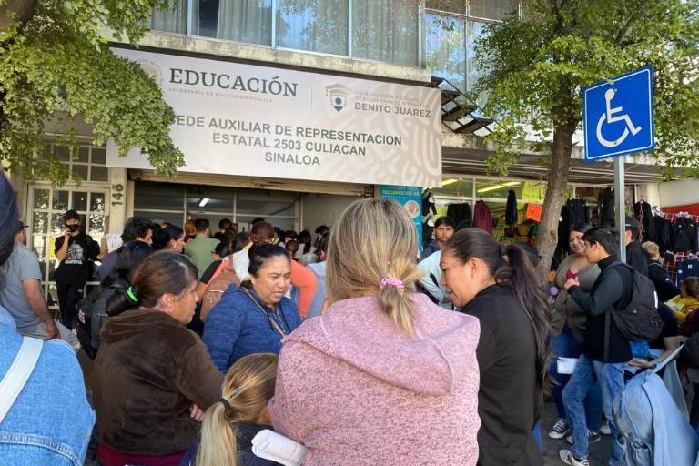 Jóvenes acampan en Culiacán para registrarse en la beca Benito Juárez
