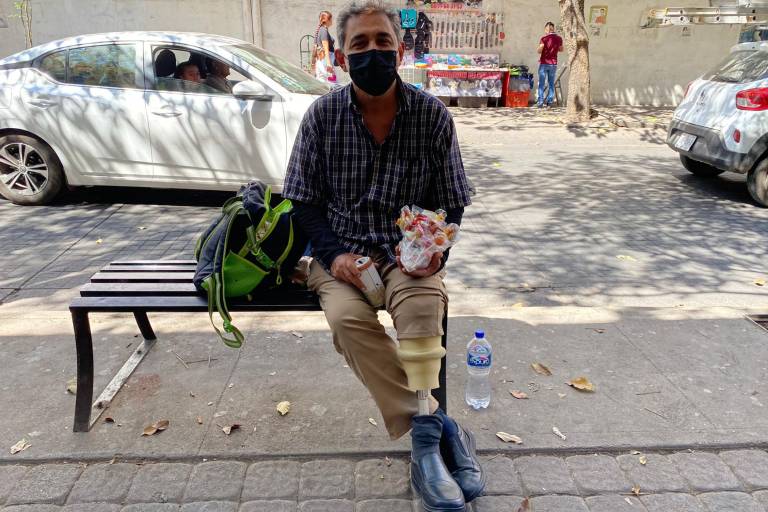 Ignacio vende paletas para salir adelante tras perder una pierna
