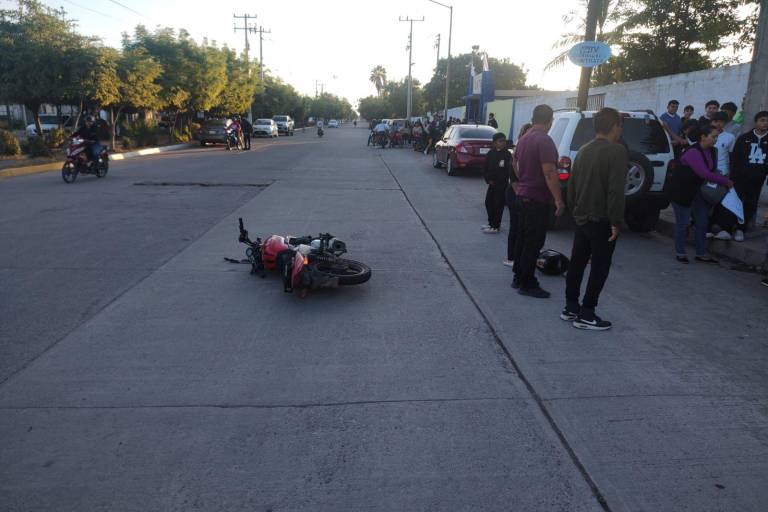 Chocan dos motocicletas en zona escolar de Escuinapa