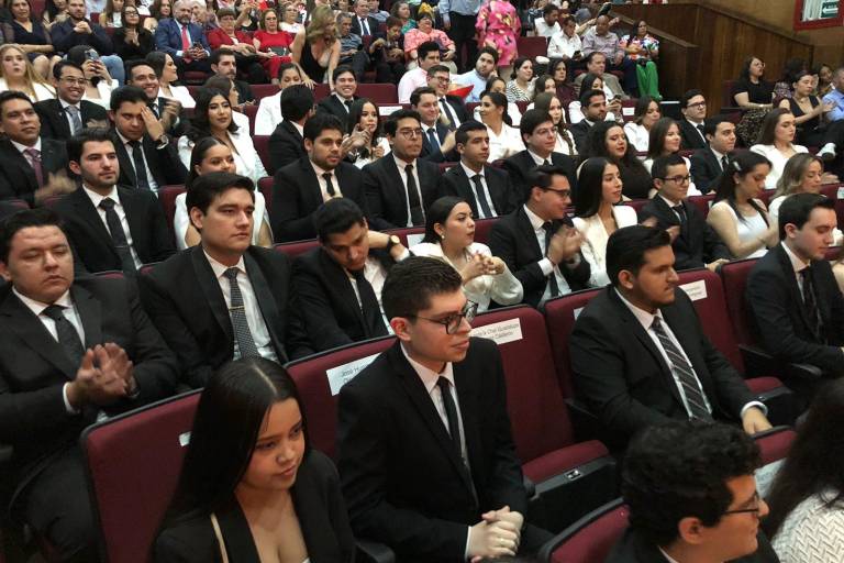 Alumnos de la Libre de Derecho culminan con éxito sus estudios