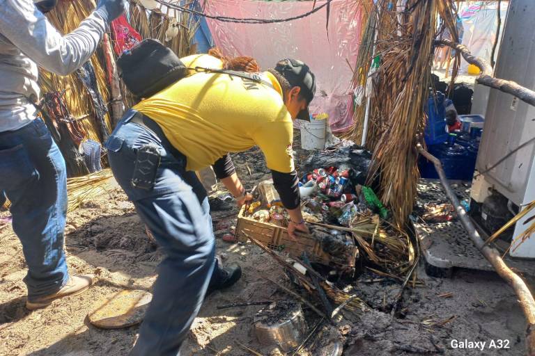 Se incendia enramada en las playas de Las Cabras