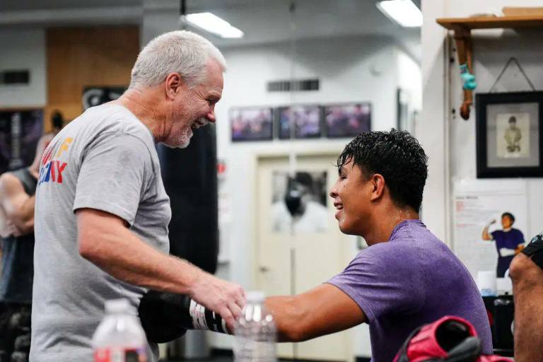 “Sí, veo a Munguía noqueando a Canelo”: Freddie Roach