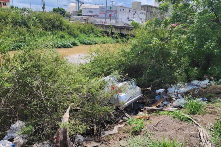 Rescatan a mujer que había volcado su vehículo en un canal de Culiacán