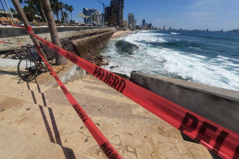 Mantienen cerrado acceso a playas por zanja rocosa y marea alta en Mazatlán