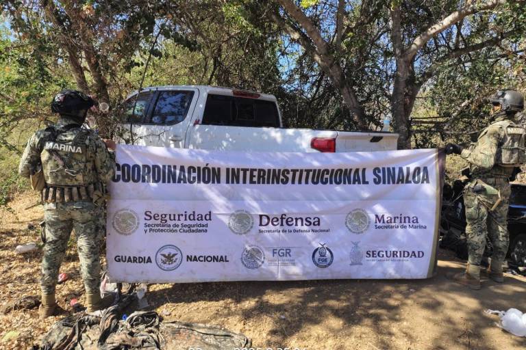 Detiene Marina a cinco civiles y asegura vehículos, arsenal y municiones en Culiacán