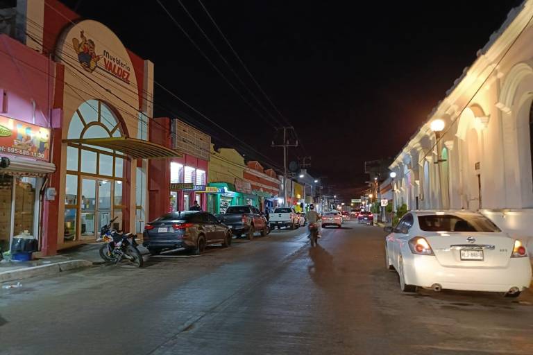 Iluminan la calle Hidalgo en Escuinapa