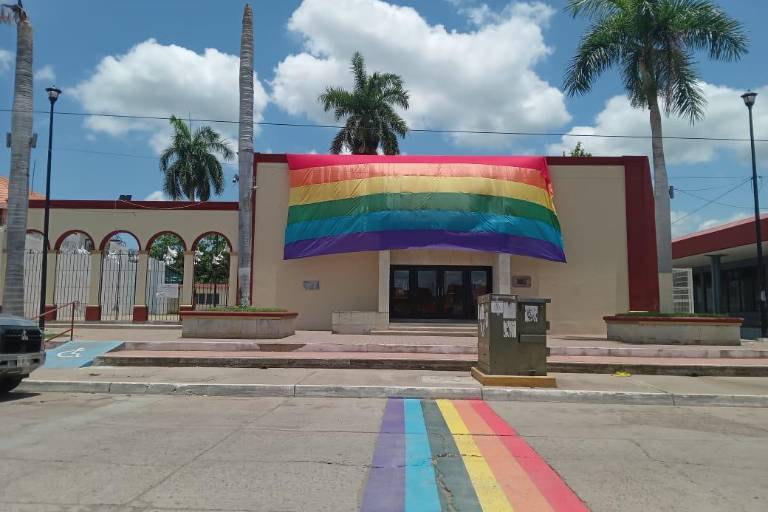 Visten con motivos de la comunidad LGBTQ+ Casa de la Cultura en Rosario