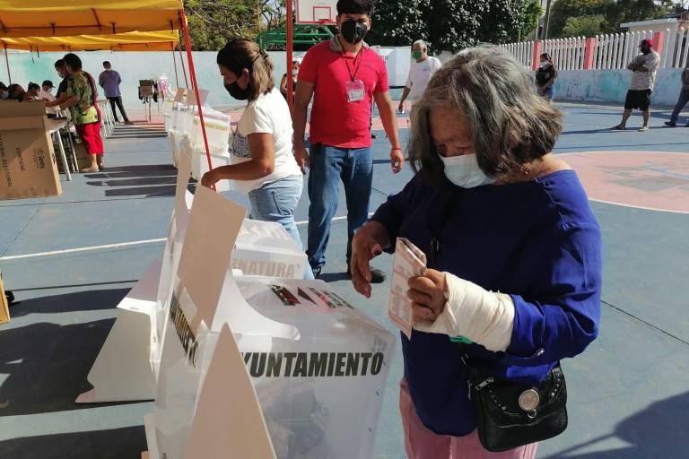 En Rosario, el calor no frena a votantes