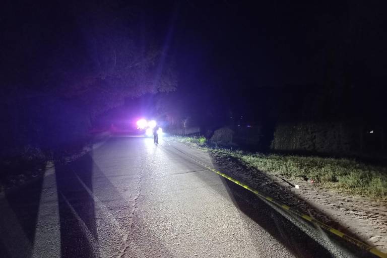 Muere conductor tras volcarse en carretera a Tepuche, en Culiacán