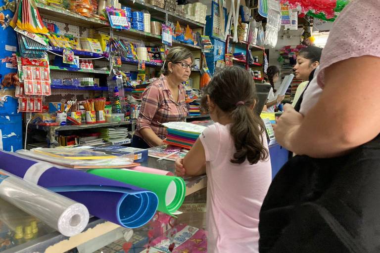 Tienen comercios un sábado movido con la venta de uniformes y útiles escolares