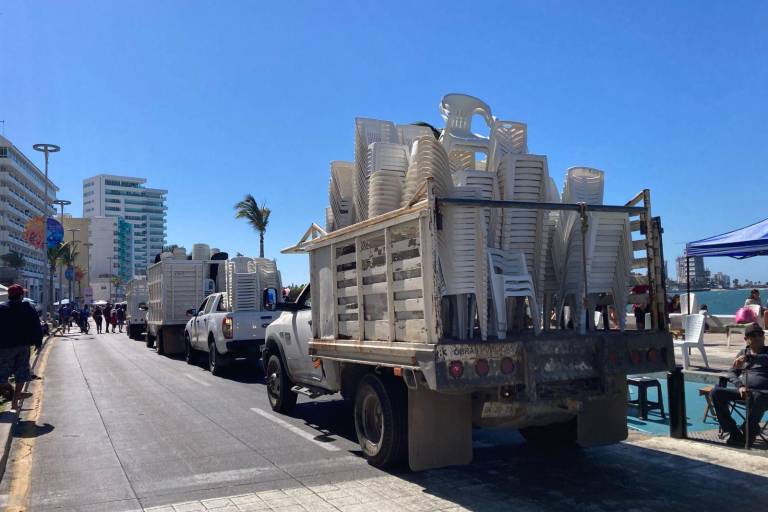 Decomisa Oficialía Mayor sillas en el malecón para evitar que sean rentadas