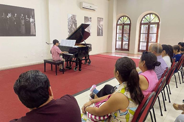 Comparten talento en recital de piano y violín
